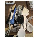 ASSORTED KITCHEN UTENSILS