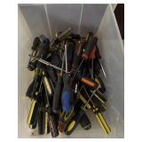 TOTE OF SCREW DRIVERS