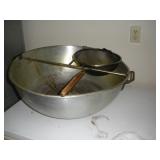 LARGE STRAINER & 25 INCH WOK