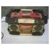 MILWAUKEE JOBSITE RADIO/BATTERY CHARGER