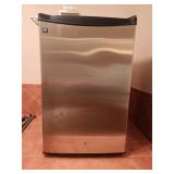 GE Mini Fridge 20x33 - Locking Door