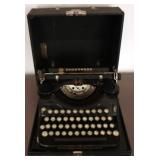 Underwood Vintage Typewriter w/ case - 12 x 12 x 6