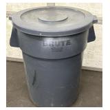 Rubbermaid Brut 32 Gallon Trash Can