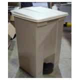 Rubbermaid Beige Step On 23 Gal Trash Container