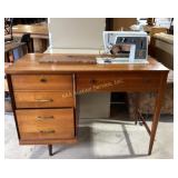 Singer Sewing Machine in Wooden Desk ï¿½ Vintage