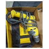 DeWalt 3/8" keyless chuck drill kit