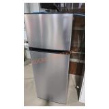 Vasani apartment size refrigerator missing shelves