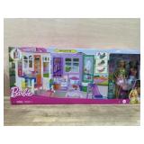 Barbie playset and accesories with Barbieï¿½s