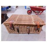 Picnic basket - stool - Large wicker basket,