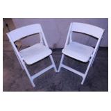 Pair of Suncast plastic folding chairs