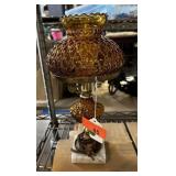 AMBER FENTON STYLE GLASS STYLE TABLE LAMP