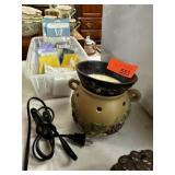 SCENTSY WARMER & BIN OF WAX