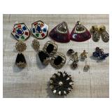 NICE SELECTION OF EARRINGS & VINTAGE SHOE CLIP