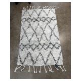 PATTERENED AREA RUG W CUTE FRINGE