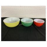 3 PYREX NESTING BOWLS RED YELLOW GREEN