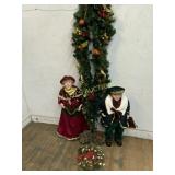 CHRISTMAS CAROLERS GARLAND WREATH