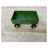 METAL JOHN DEERE WAGON