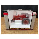 1/16 Farmall 400 NIB SC