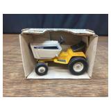 1/16 IH Cub Cadet L&G NIB Ertl