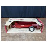 1/16 IH Manure Spreader NIB Ertl