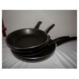 4-black handled telfon skillets