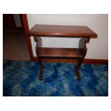 Sm antique solid wood side tabe w/book rack