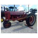 Farmall 400 Tractor   (KEY IN IT)