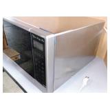 Panasonic 1.6 cu.ft. Cyclonic Wave Inverter Microwave, 1250W, Model: NN-SE785S, Retail: $370.00