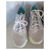 Ladies shoes size 9. Pumas are size 8.5