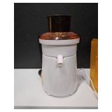 Oster compact juice extractor, FPSTJE3157 SERIES, used but looks in good condition, plugged in and it turns on
