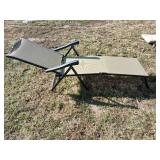 2 folding lounge chairs l