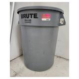 Rubbermaid Brute Commercial Trash Can And Wall Hooks