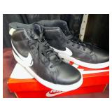 Like New NIKE SIZE 10.5 shoes!!!! SUPER NICE