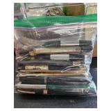 Bag of miscellaneous vintage pens and pencils, some advertising