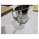 Flour Sifter, 3 Cup Flour Sifter for Baking Fine Mesh Rotary Hand Crank with Loop Agitator for Quick Sifting, Flour Sifter Stainlees Steel, Crank Sifter Flour for Baking Cakes and Spices Toresano