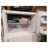 GE Refrigerator- contents not included--- WORKS