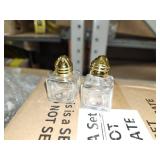 New Star Foodservice 22223 Glass Cube Mini Salt and Pepper Shaker with Gold Plated Top, 0.5-Ounce, Set of 48