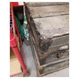 ANTIQUE STEAMER TRUNK