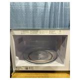 GE Microwave Oven, 1.1 cu ft, 950 W.