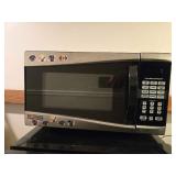 Hamilton Beach Microwave & Frigidaire Mini Fridge Combo