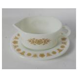 Vtg Pyrex Gravy Boat & Saucer