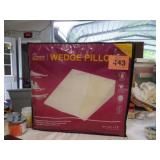 WEDGE PILLOW