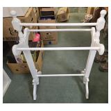 White quilt rack, 38x25x12