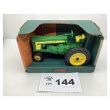 1/16 SCALE JOHN DEERE TRACTOR