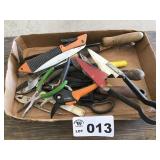 ASSORTMENT OF GARDEN TOOLS