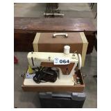 SINGER SEWING MACHINE IN CASE