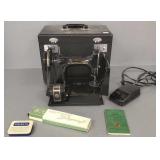 Singer Featherweight sewing machine in case w/