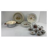 CHILDS TEA SET, (4) CHILDS SERVING BOWLS