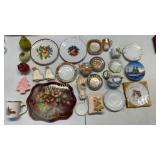 Mixed lot of vintage ceramic and glass collectible