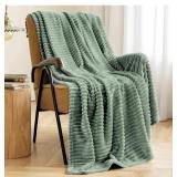 FLEECE THROW BLANKET WITH STRIPE PATTERN,